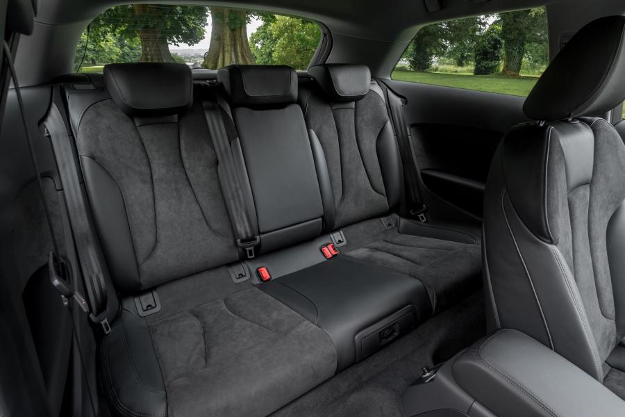 Интерьер Audi A3 1.0T Sport (8V) 2016 года  (UK) (фото 4 из 7)